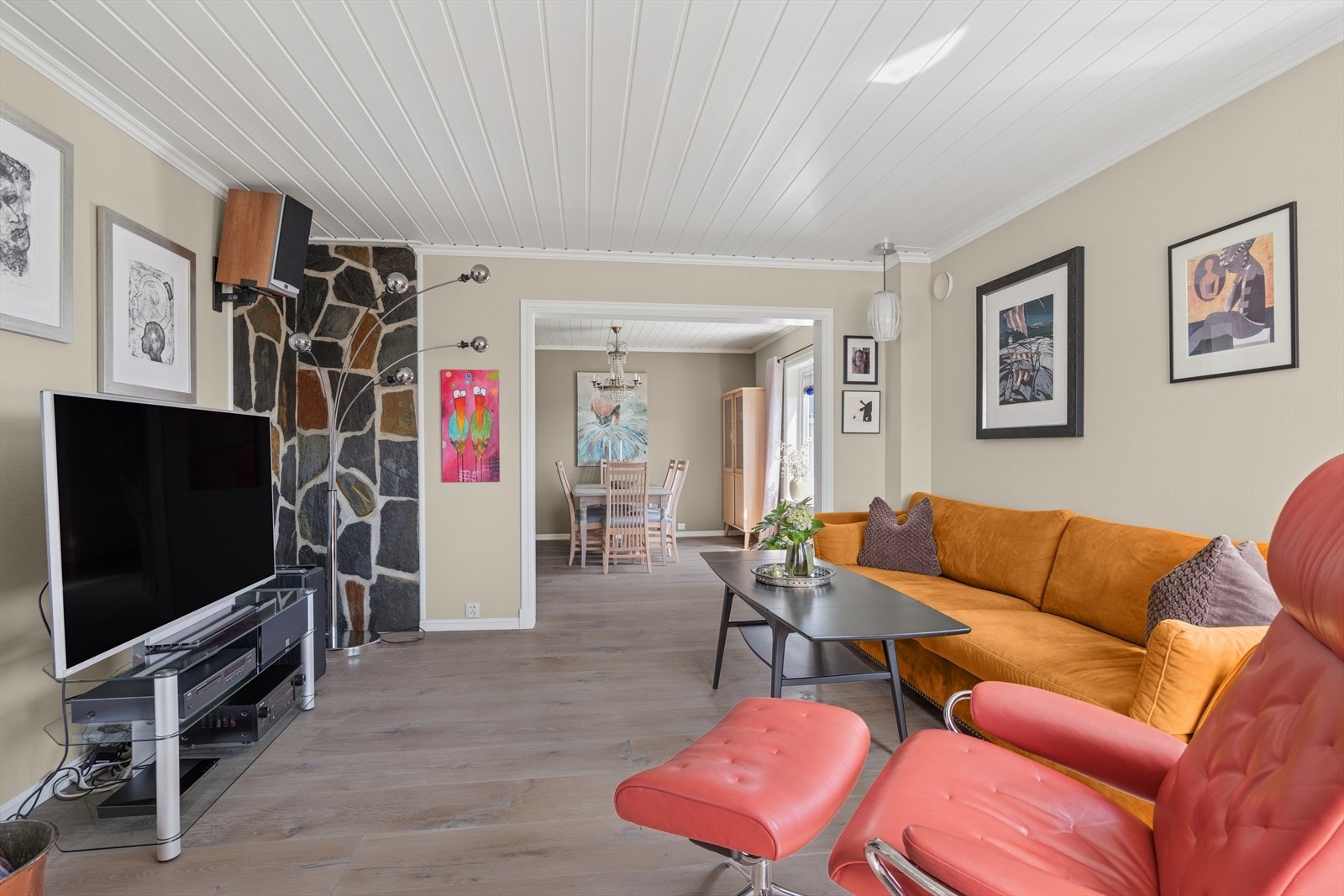 Stuen har gode lysforhold fra de store vindusflatene. Galleribilde