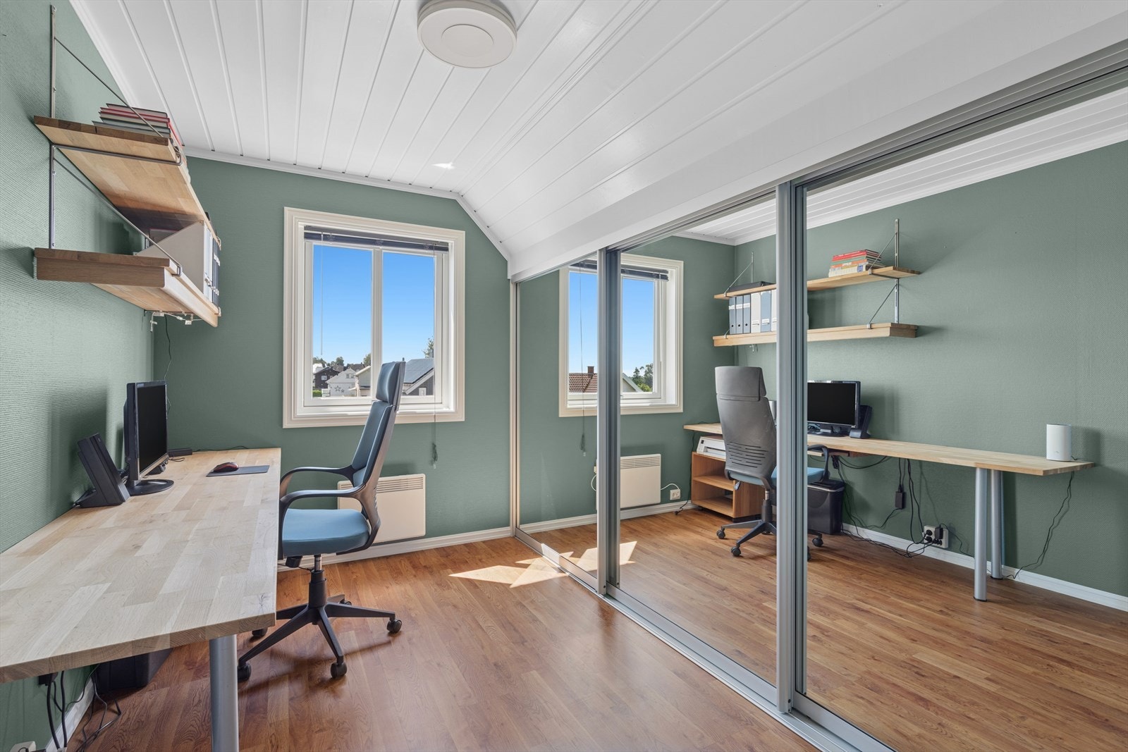 Soverom2 /kontor med god garderobeplass bak skyvedører. Galleribilde