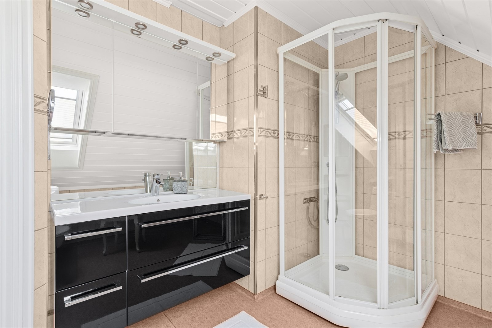 Romslig baderomsinnredning. Galleribilde