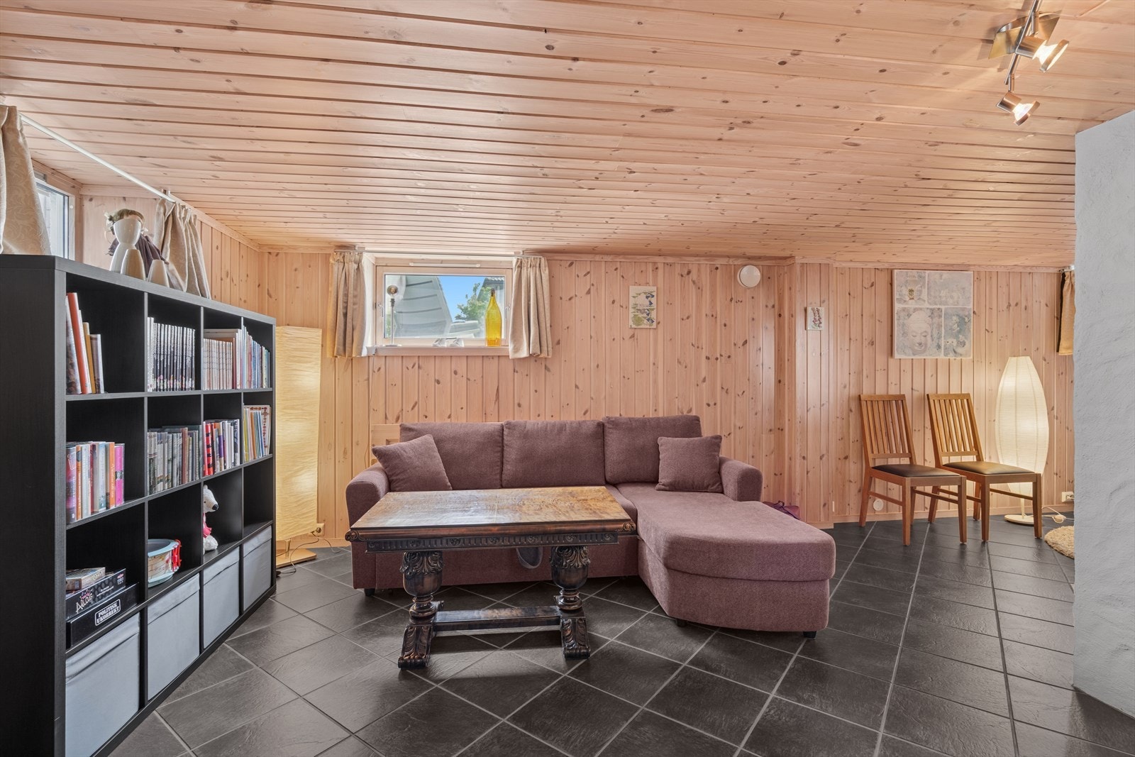 Videre finner vi kjellerstuen (Det finnes ikke tegninger av kjelleren, se pkt. for ferdigattest i salgsoppgaven for mer informasjon) Galleribilde