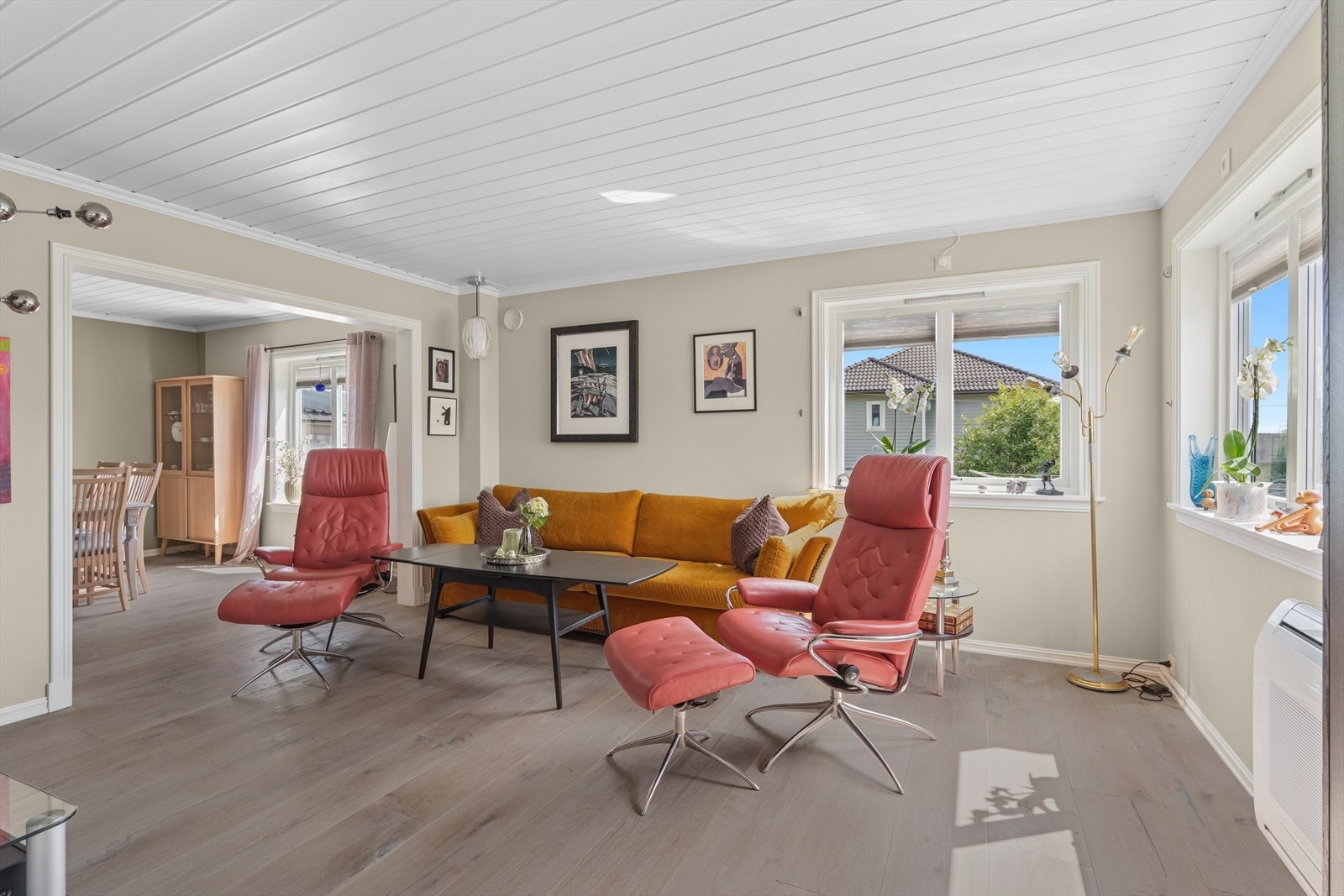 Boligen har en lys og romslig stue med god plass til møblering i flere soner. Galleribilde