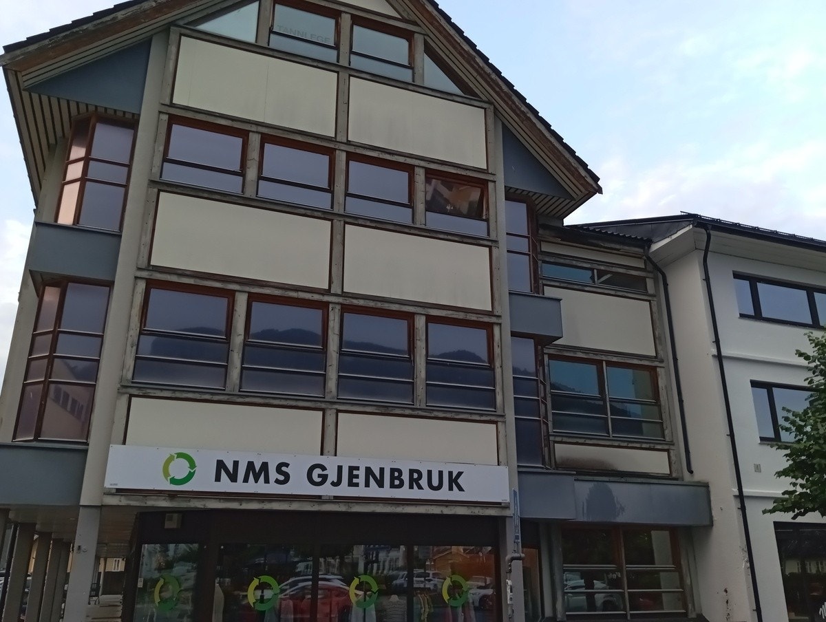 Vindauga på 3-e et. Galleribilde