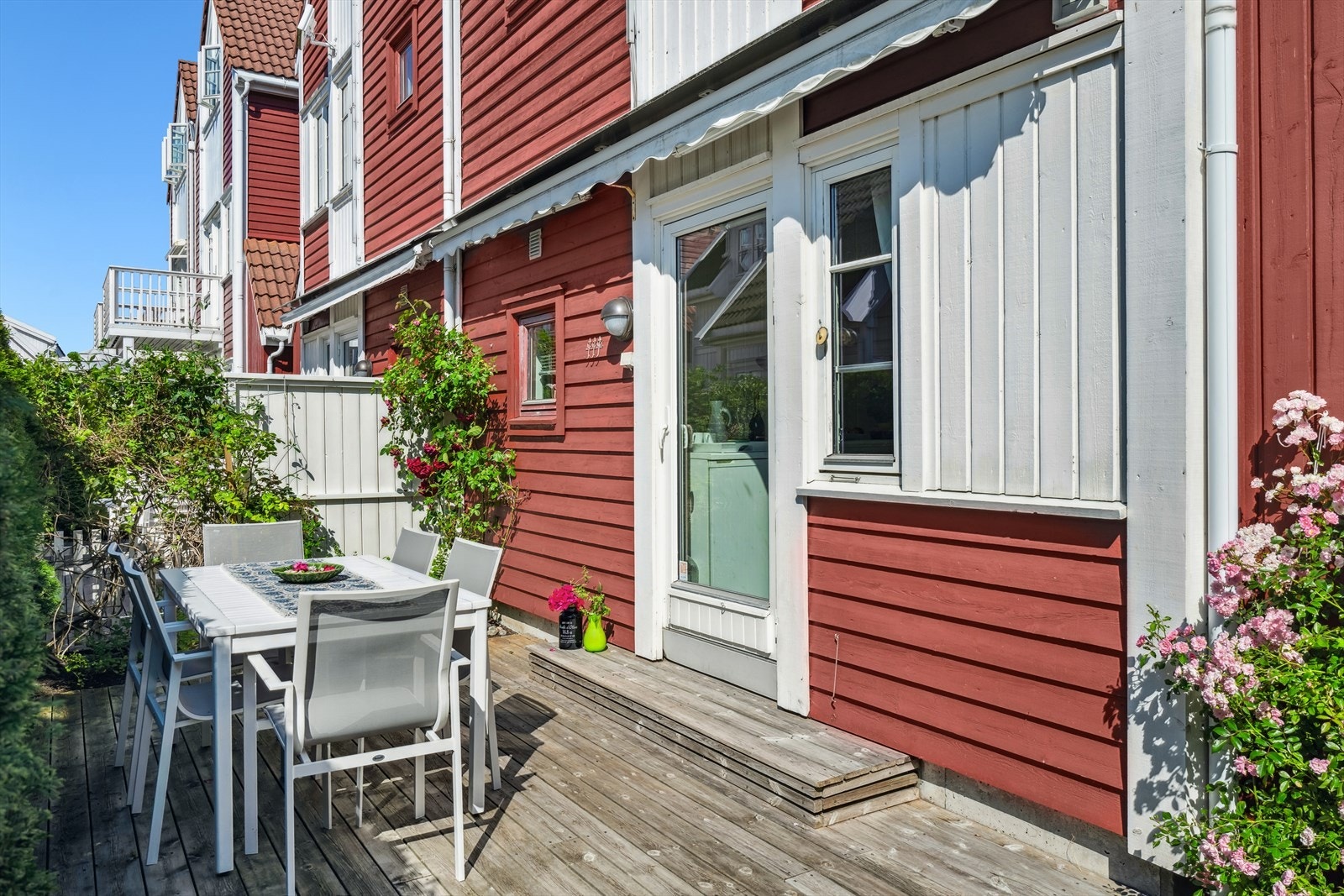 Skjermet uteplass på baksiden med sol utover dagen - her nytes dagens måltider i ro og fred Galleribilde