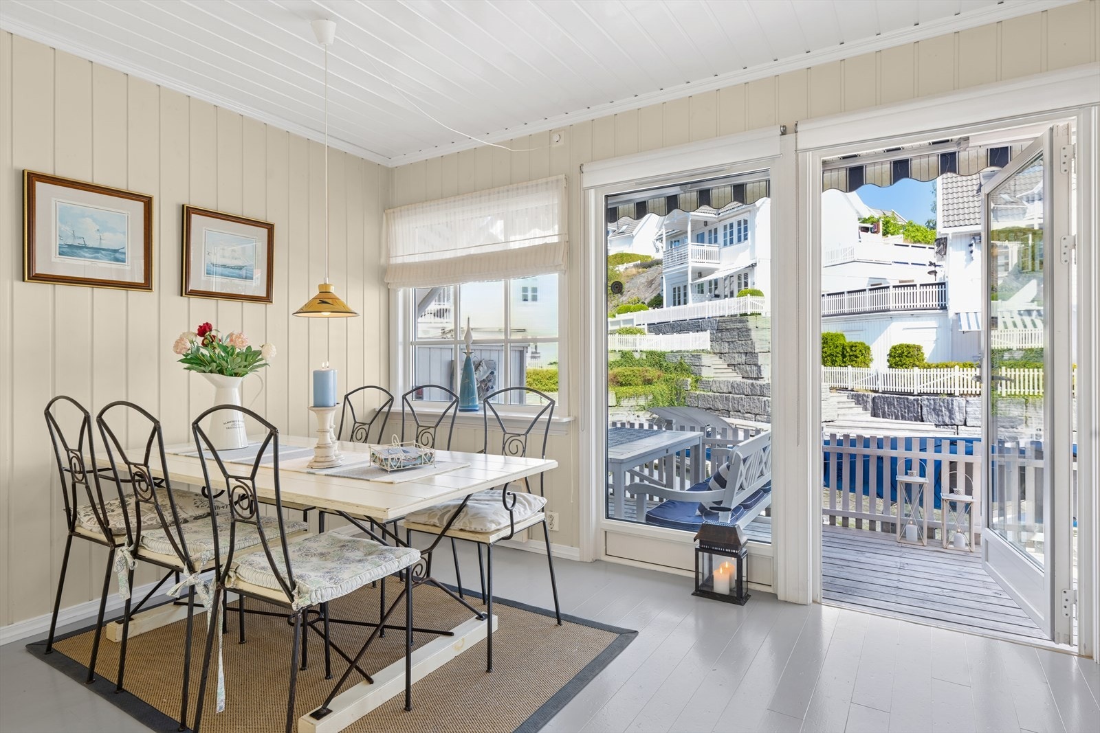 Lun spisestue med hagedør rett ut til terrassen. Galleribilde