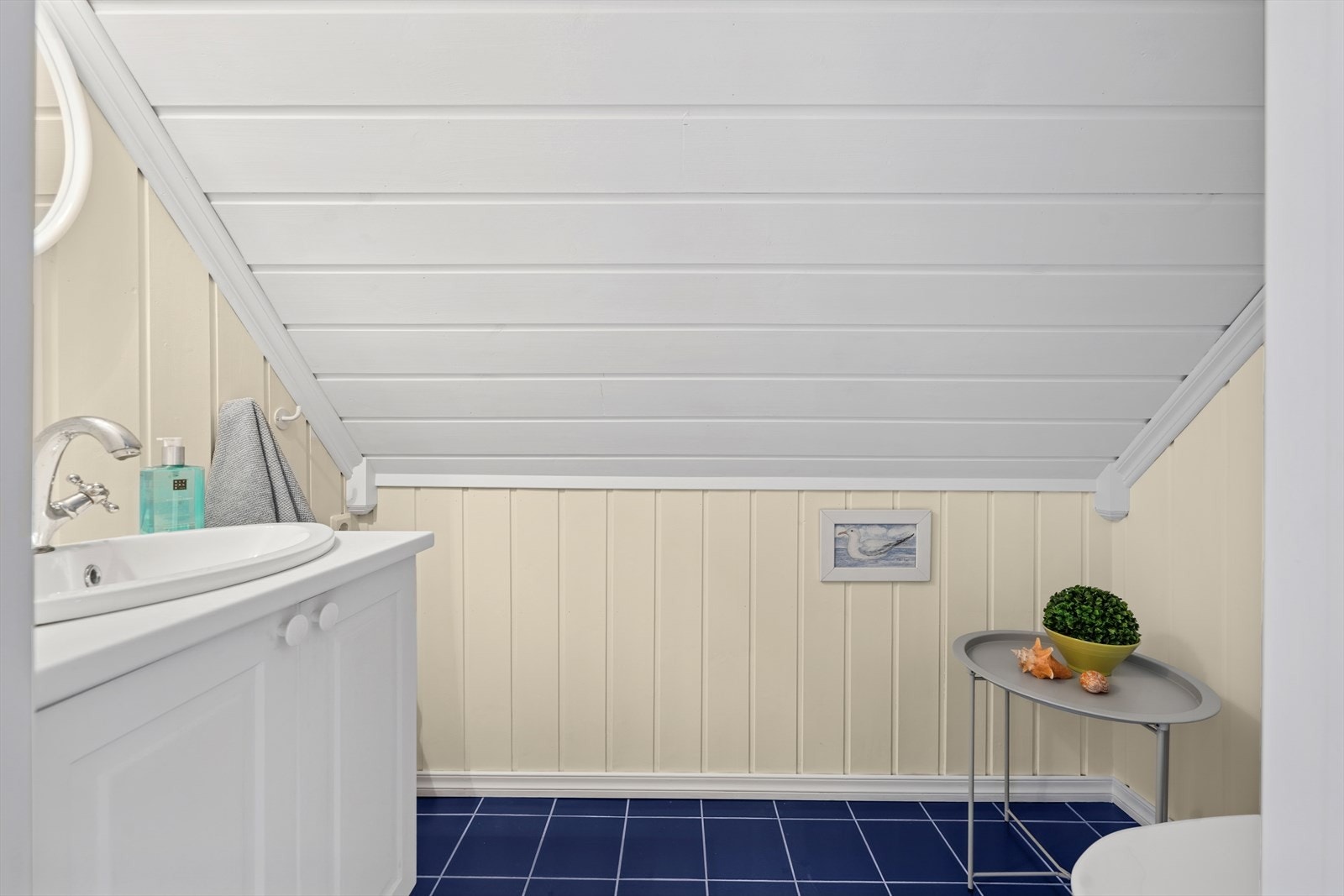 Toppetasjen rommer et praktisk toalettrom med servant og toalett - ideelt for gjester eller som ekstra løsning Galleribilde