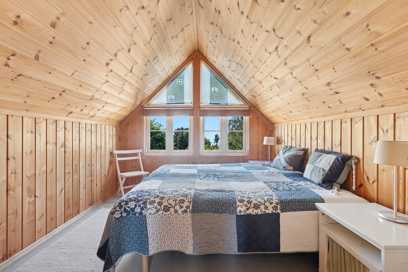 Soverom III - God plass til dobbeltseng og oppbevaringsmuligheter Galleribilde