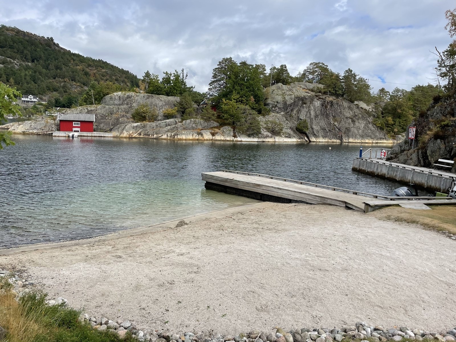 Fra hytten er det kort vei til pen sandstrand ved ballslette Galleribilde