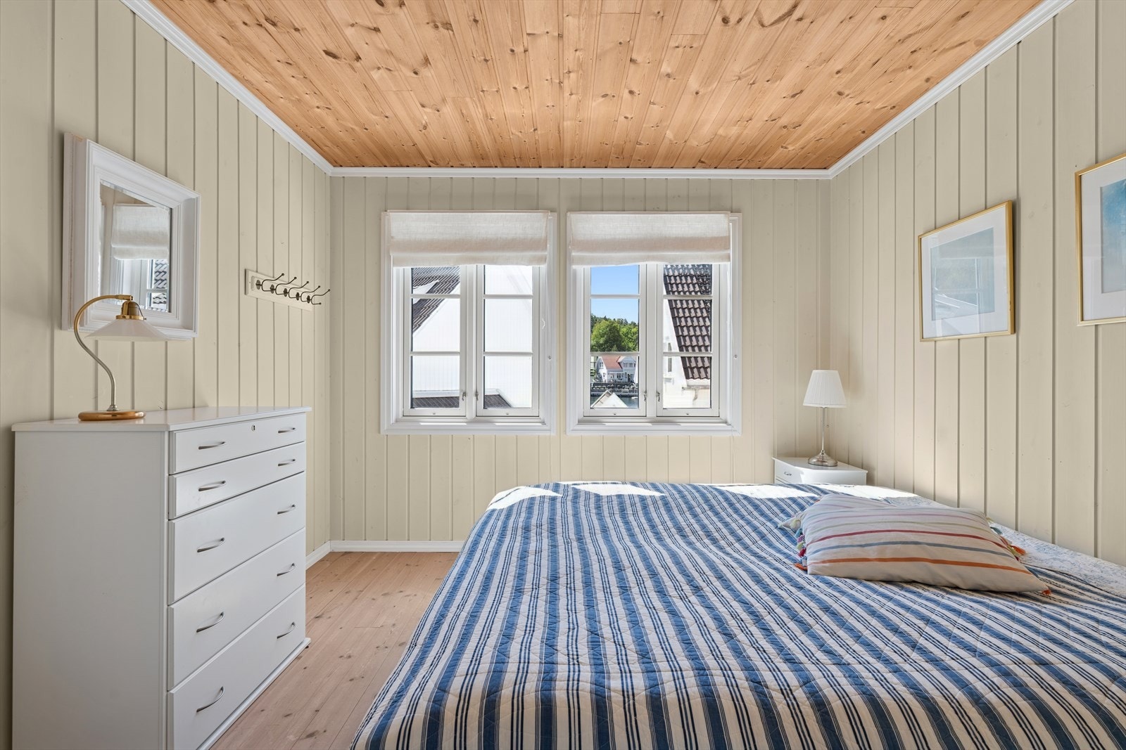 Hytten inneholder 4 soverom. - Romslig hovedsoverom med god plass til dobbeltseng og oppbevaring Galleribilde