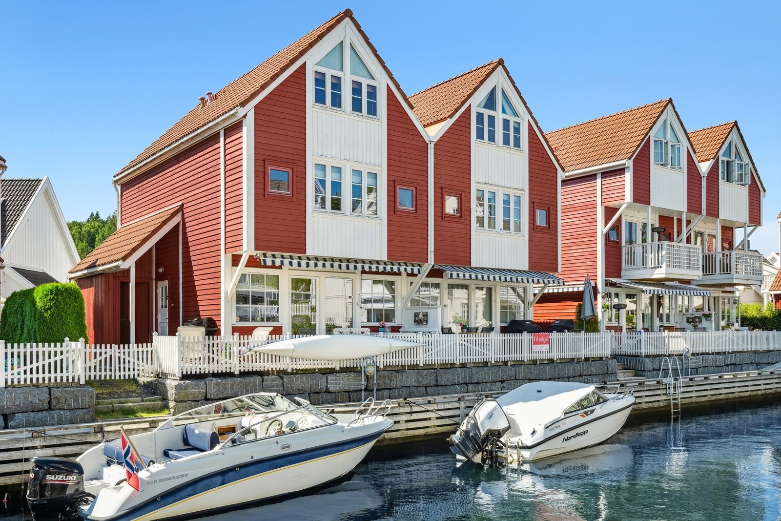 Fritidsboligen er fint plassert ved bryggekanten, med kun 2 meter fra egen båtplass Galleribilde