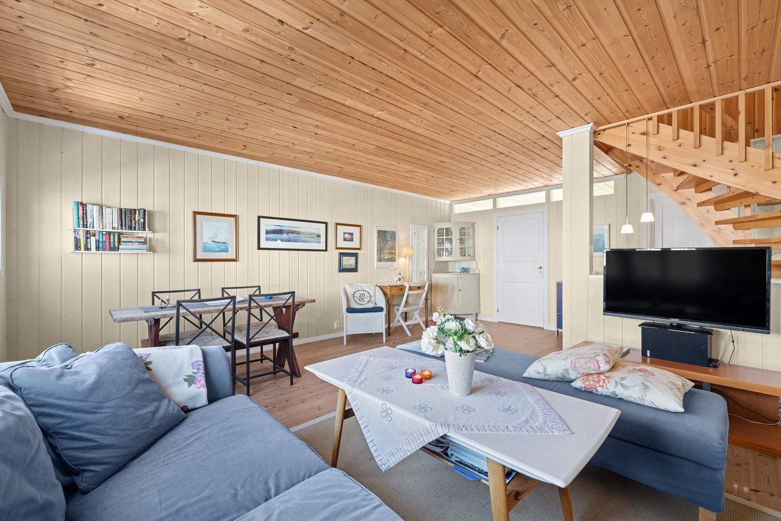 I 2. etasje finner du boligens andre stue - et fleksibelt rom med plass til både sofagruppe og spisebord. Galleribilde