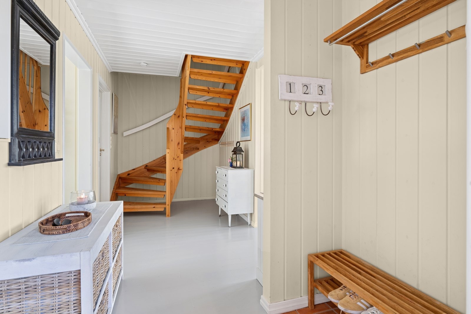 Fra entréen er det trapp som fører deg videre opp til 2.etasje Galleribilde