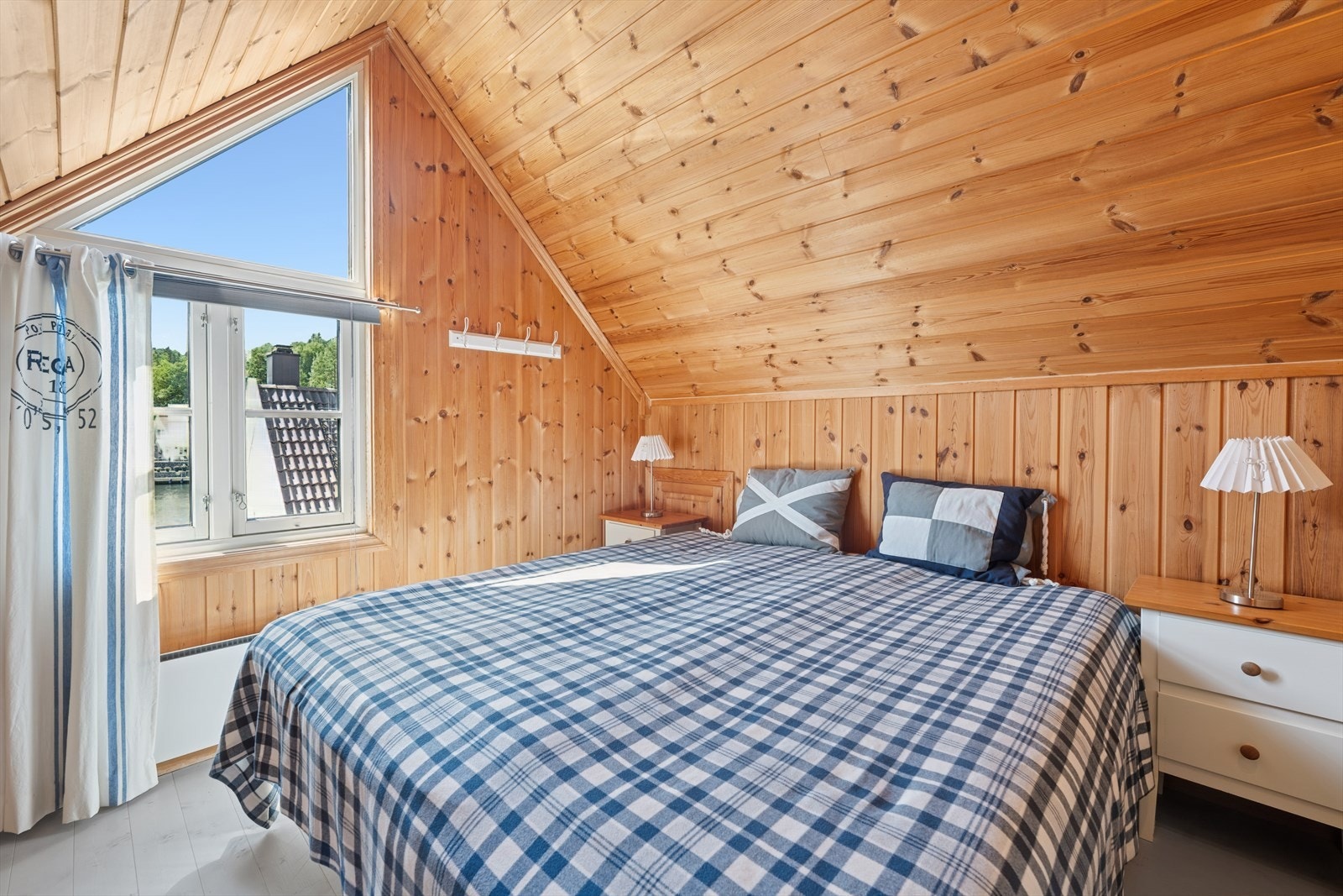 Soverom IIII - God plass til dobbeltseng og oppbevaringsmuligheter Galleribilde