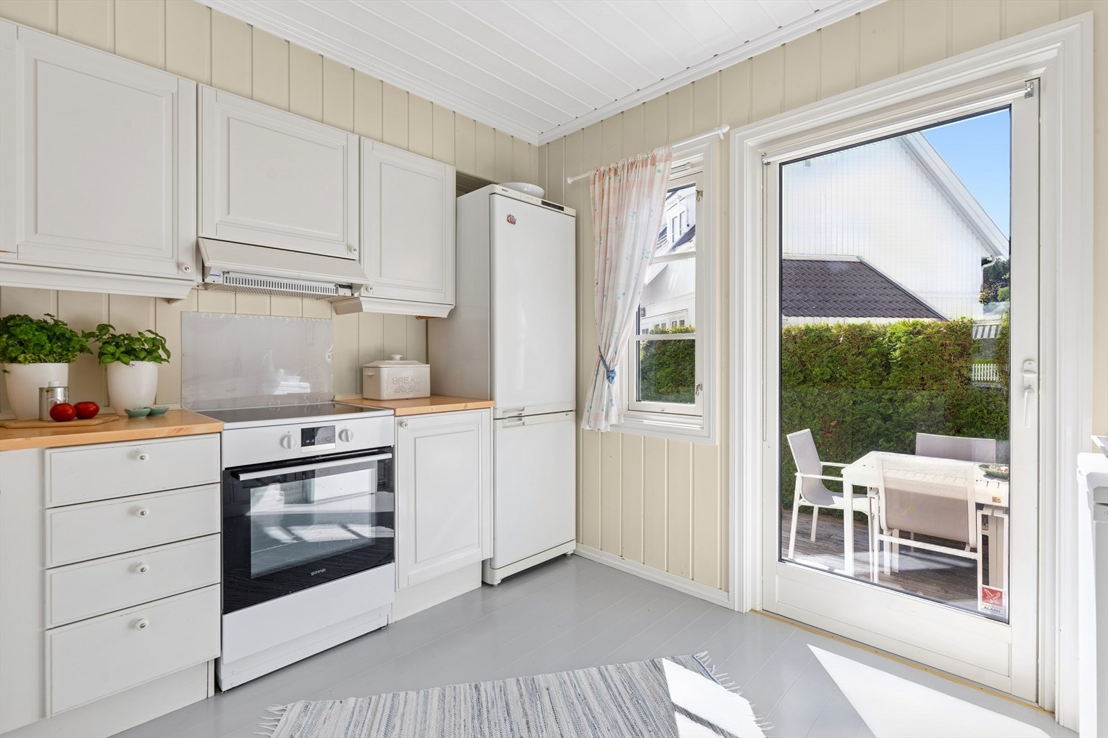 Kjøkkeninnredningen har profilerte fronter og en benkeplate av laminat. Galleribilde