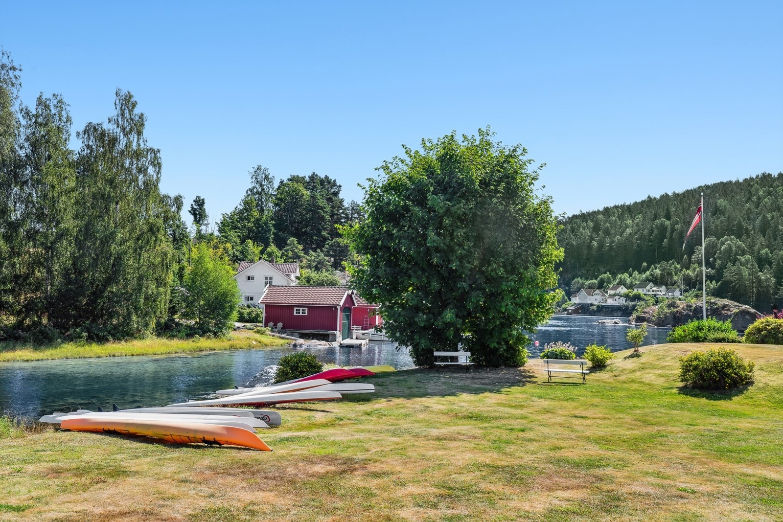 Hytten ligger i et område med flotte fellesarealer, trivelige naboer og en strand som byr på både soling og svømmeturer. Galleribilde