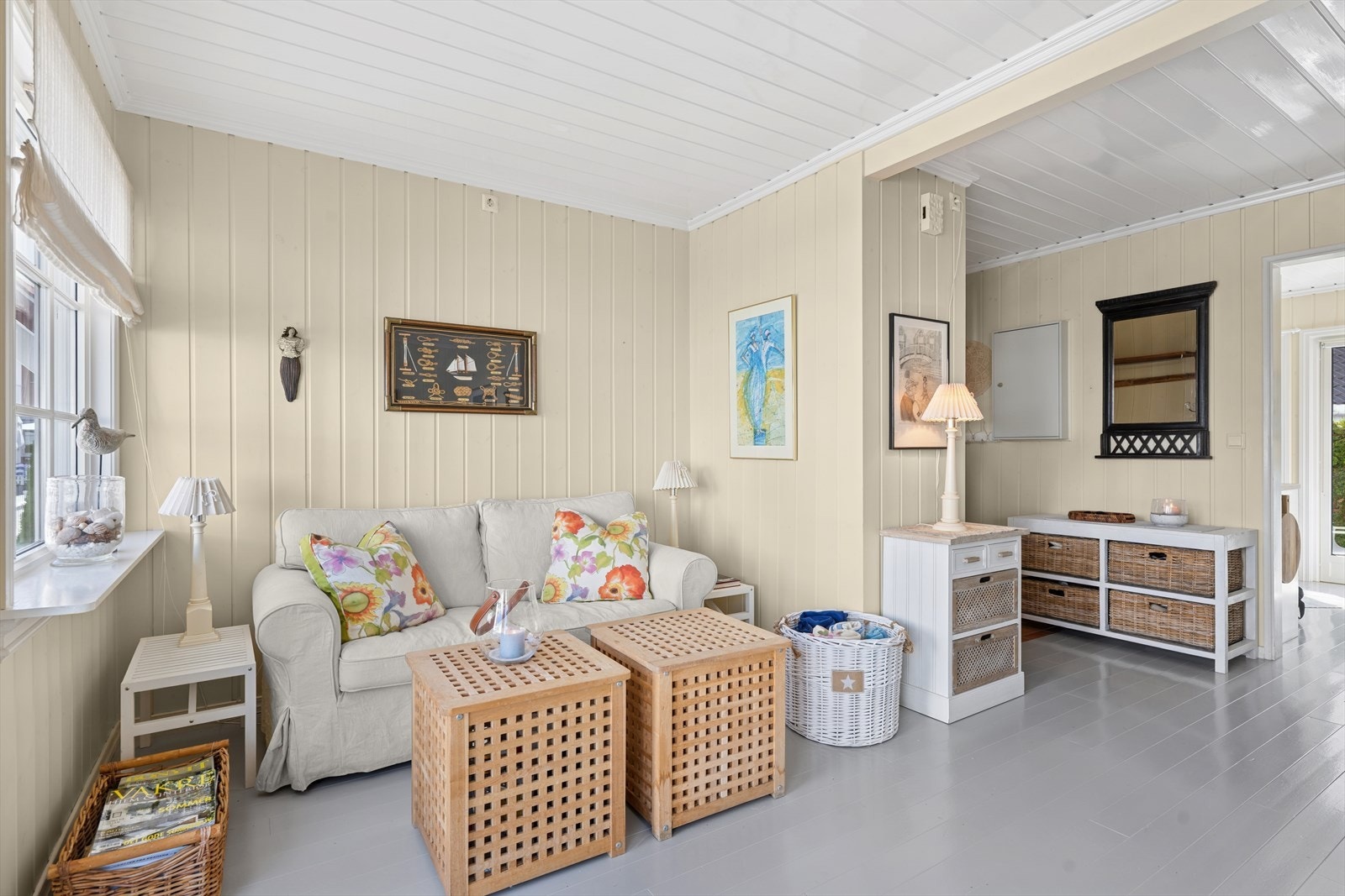 Lyst og innbydene oppholdsrom. - en av to stuer som gir deg ekstra plass og muligheter Galleribilde