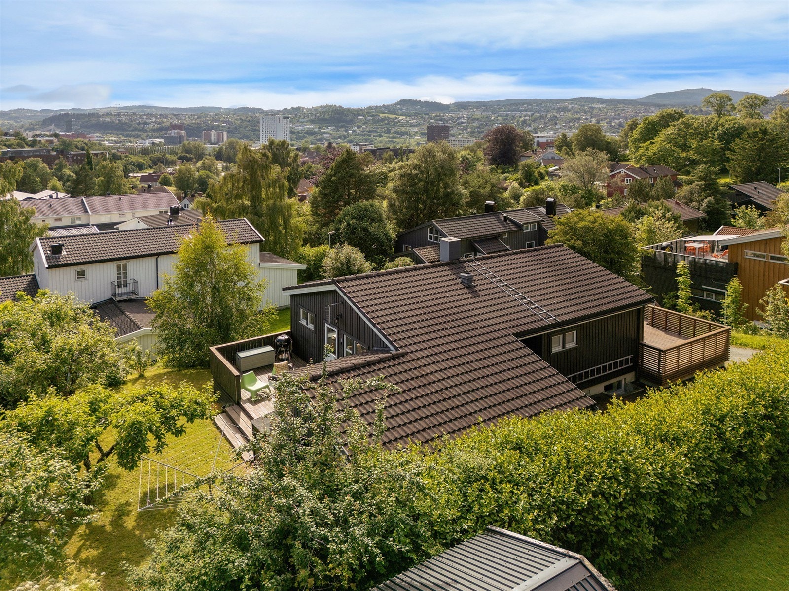 Berg er et trygt og etablert boligområde, med kort vei til flere barnehager og skoler, godt egnet for både familier og studenter. Den nærmeste bussholdeplassen, Berg studentby, betjenes av metrobuss med hyppige avganger til Sentrum og andre bydeler. Galleribilde