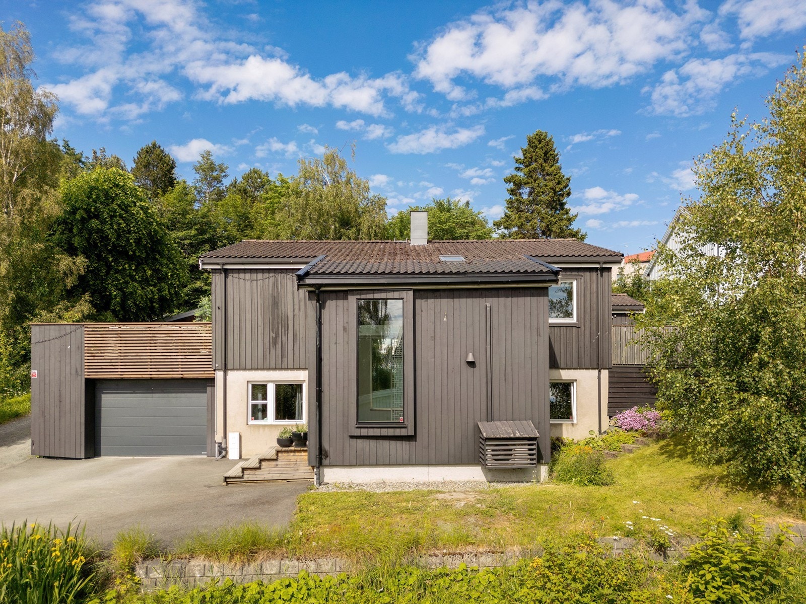 Eiendommen ligger i et sentralt, rolig og barnevennlig område på Berg, med lite gjennomgangstrafikk og kort gangavstand til både barnehager og skoler. Galleribilde