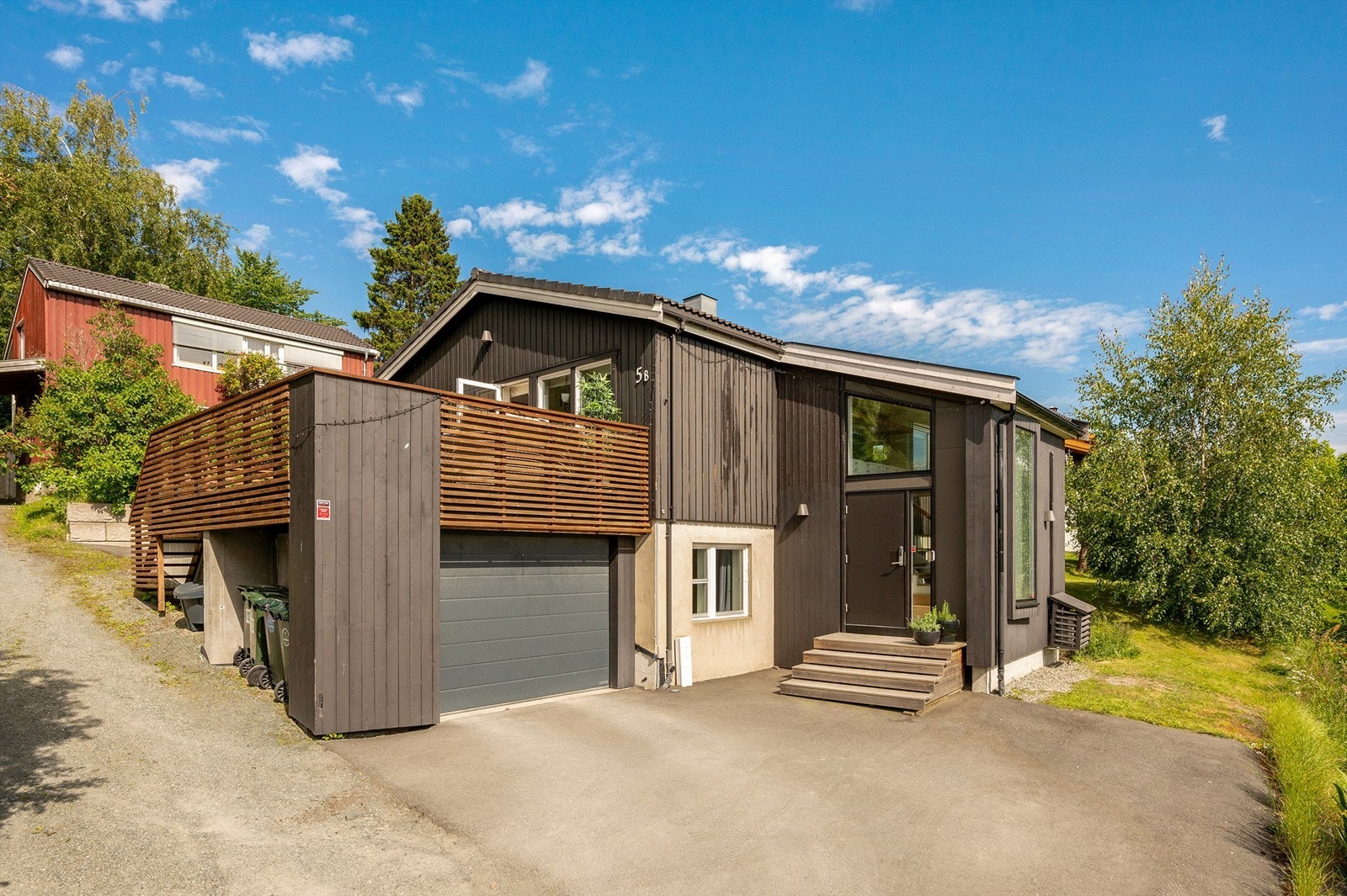 Boligen har romslig integrert garasje med elbillader og flere biloppstillingsplasser på tomten. Galleribilde