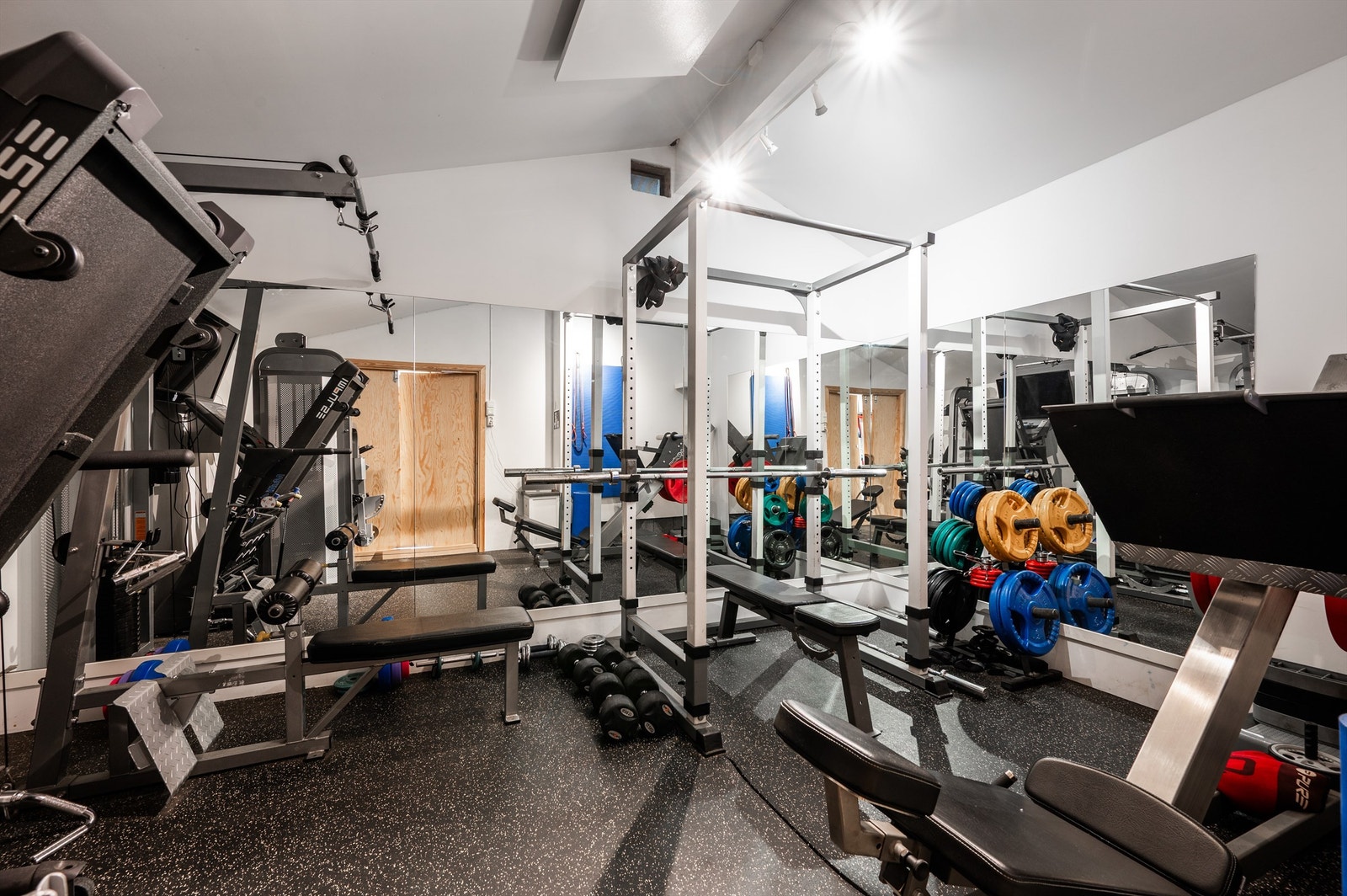 Praktisk treningsrom på 13,5 kvm i forbindelse med boden ved inngangspartiet. Galleribilde