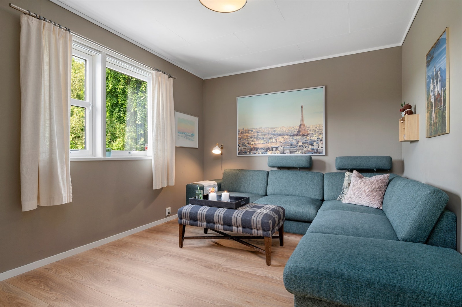 TV-stuen ligger skjermet til og har god plass til stor sofagruppe og tilhørende TV-møblement. Galleribilde