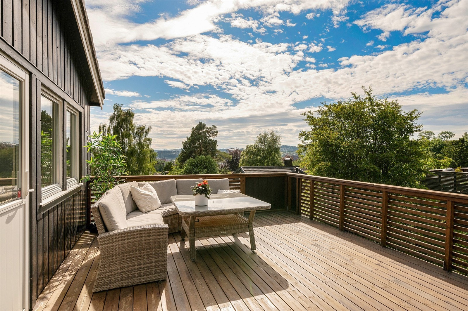 Fra stuen har man direkte utgang til en solfylt veranda på hele 36 kvm. Galleribilde