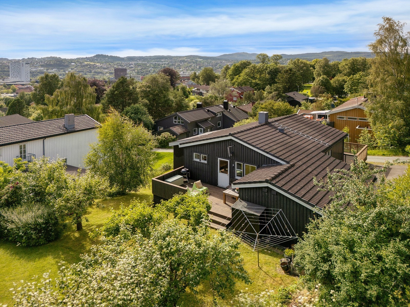 Det finnes flere dagligvarebutikker og handelstilbud i nærområdet. Bunnpris Lerkendal og Kiwi Nardo ligger rundt 5 og 12 minutters gange unna. Galleribilde