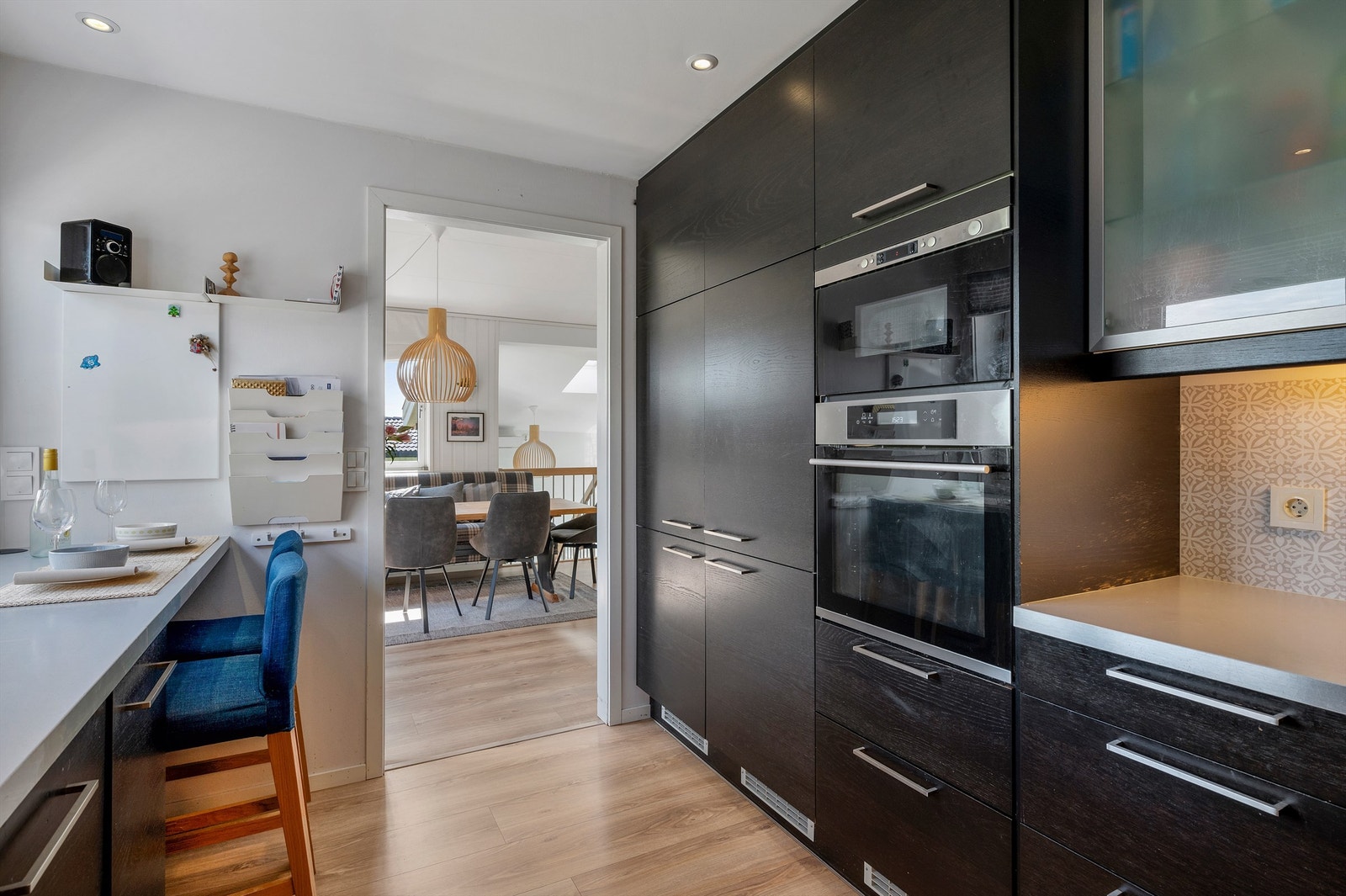 Kjøkkenet ligger naturlig tilbaketrukket fra stuen og måler 10 kvm. Utstrakt bruk av downlights i himling. Galleribilde