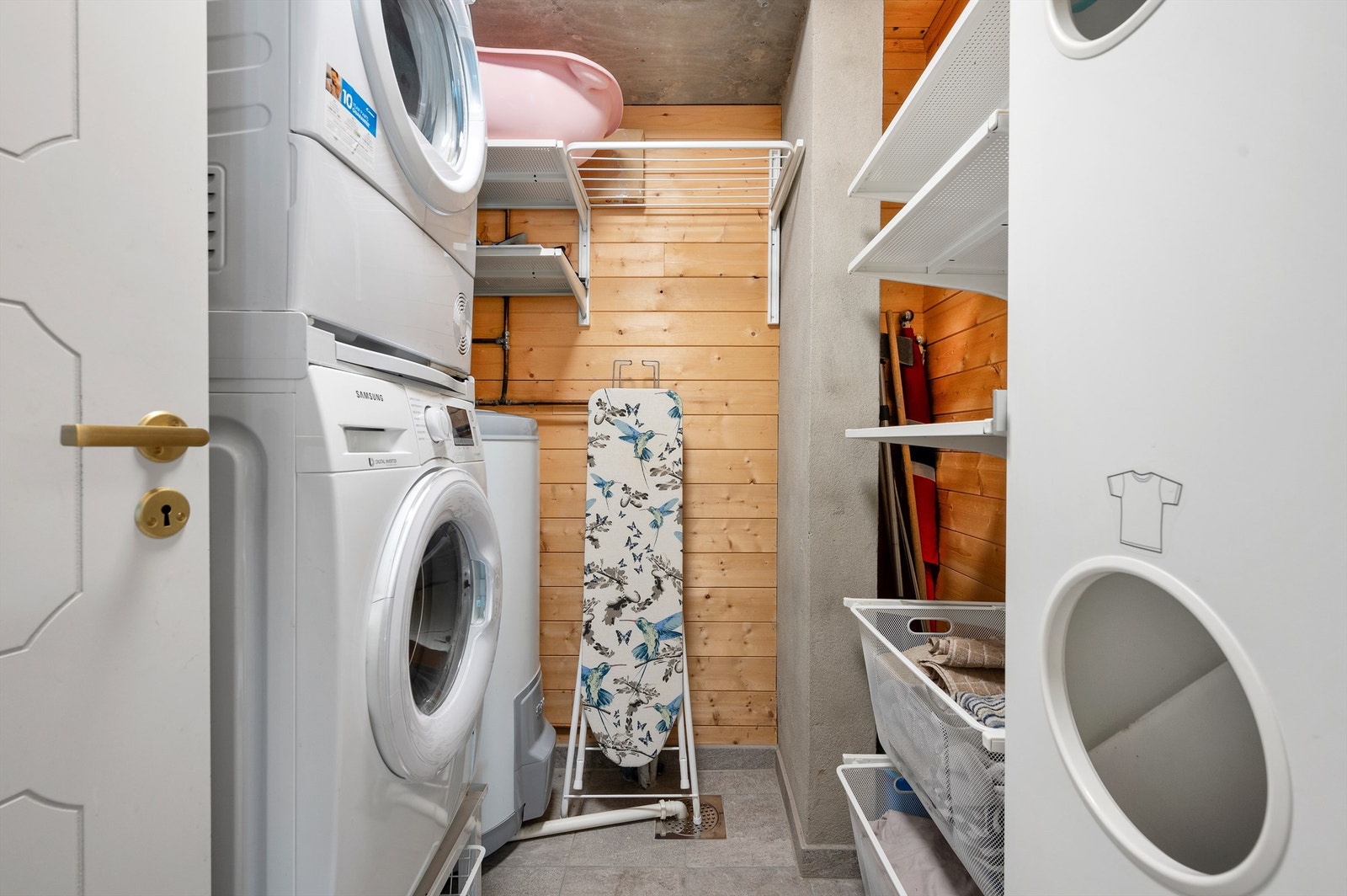 Vaskerommet har gode oppbevaringsmuligheter. Galleribilde