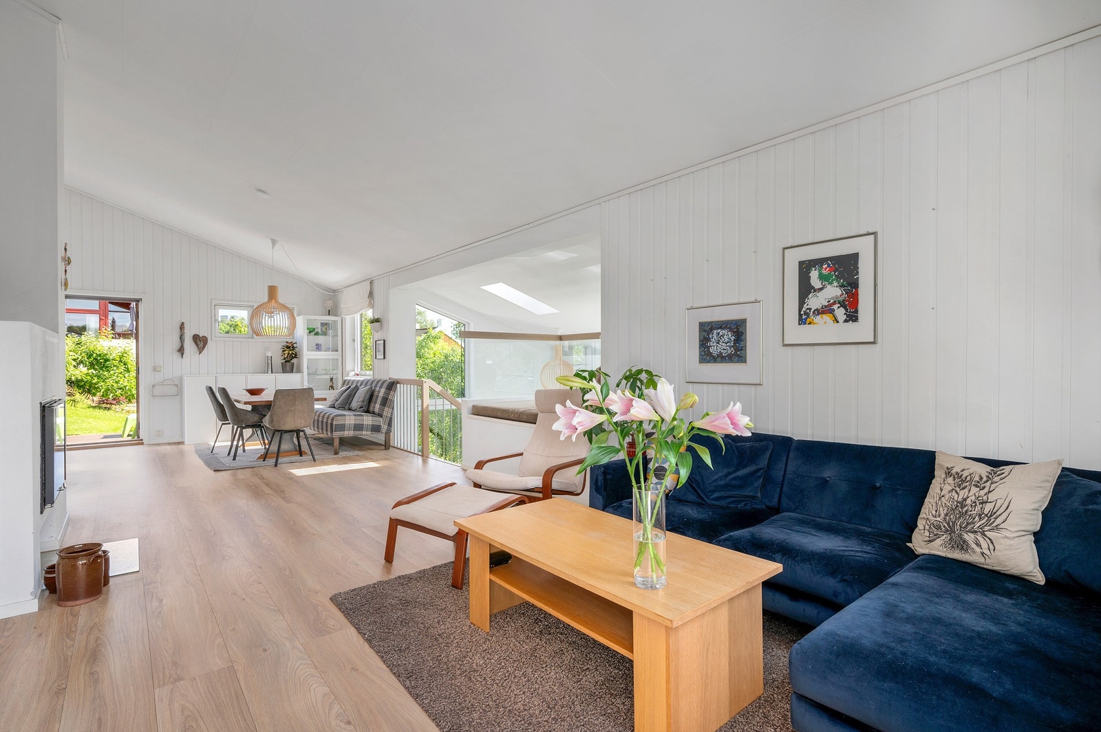 Man har god plass til både sofagruppe og spisegruppe i forbindelse med stuen. Galleribilde