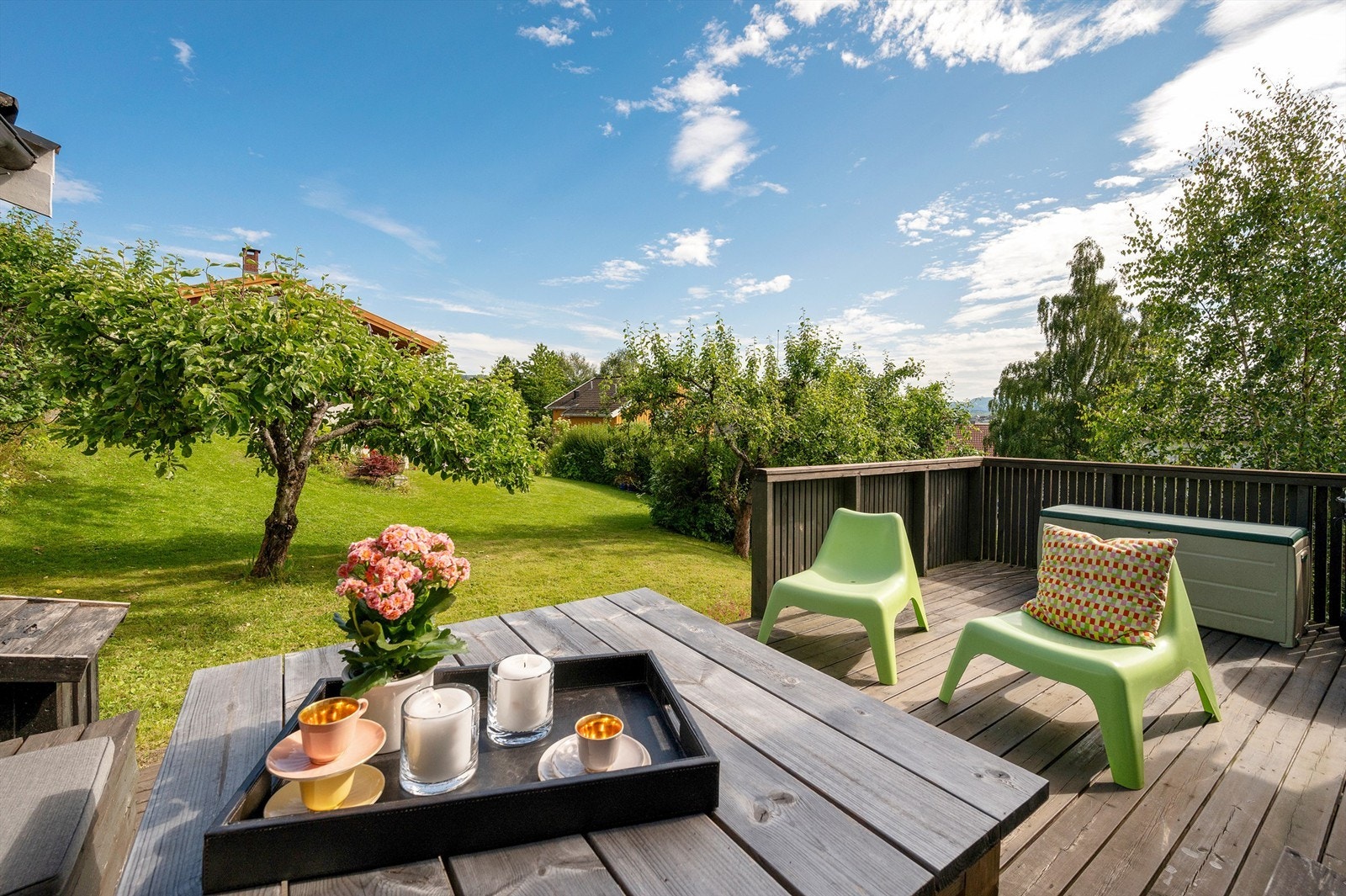 Man har utmerkede solforhold og god utsikt fra eiendommen. Galleribilde