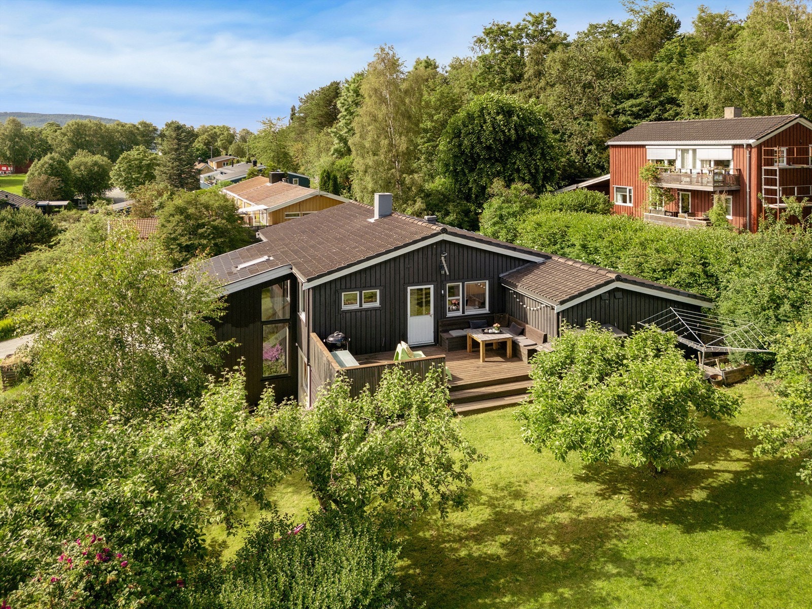 Moholtsenteret nås på cirka 20 minutter til fots og har blant annet Rema 1000, frisør, møbelbutikk og en vintage-klesbutikk. For et større utvalg ligger Sirkus Shopping og City Lade en kort kjøretur unna, med et bredt spekter av butikker og tjenester. Galleribilde