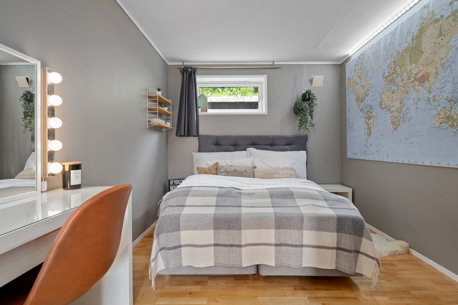 Soverom 2 er på 9,5 kvm og har god plass til dobbeltseng av ønsket størrelse, nattbord og garderobeskap. Galleribilde