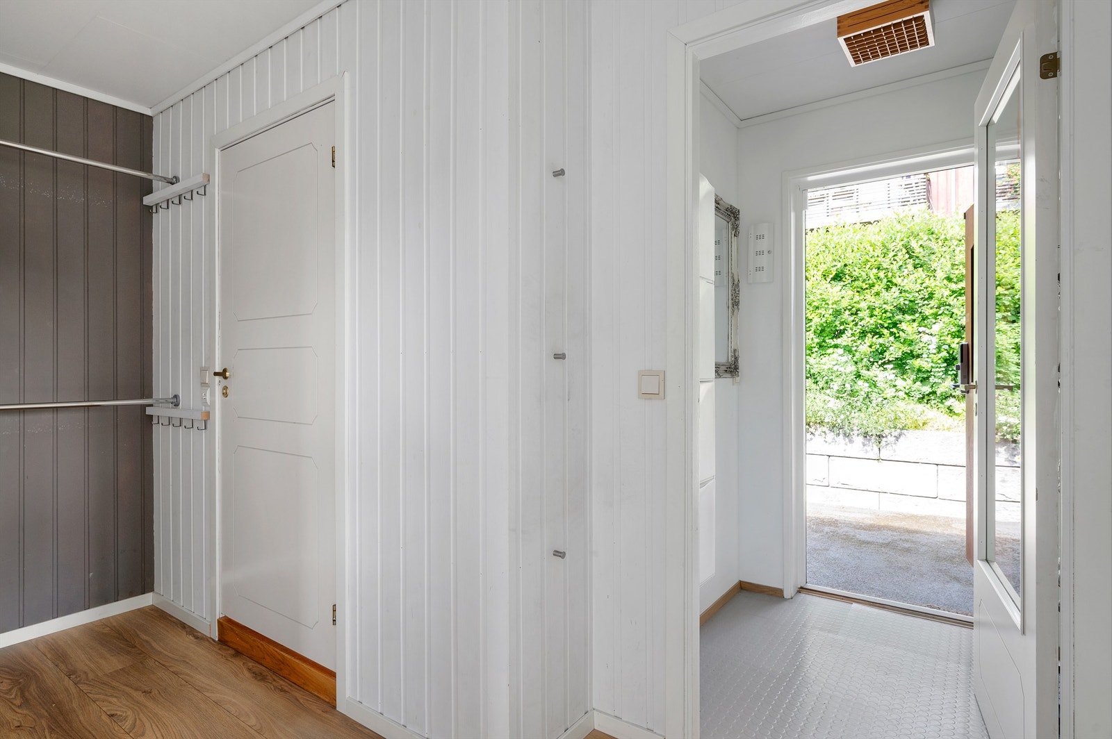 Entré og gang på oversiden av boligen. Også her har man god plass til oppbevaring av ytterklær og sko. I forbindelse med inngangspartiet er det etablert en praktisk utvendig bod på 7 kvm med ytterligere oppbevaringsmuligheter. Galleribilde