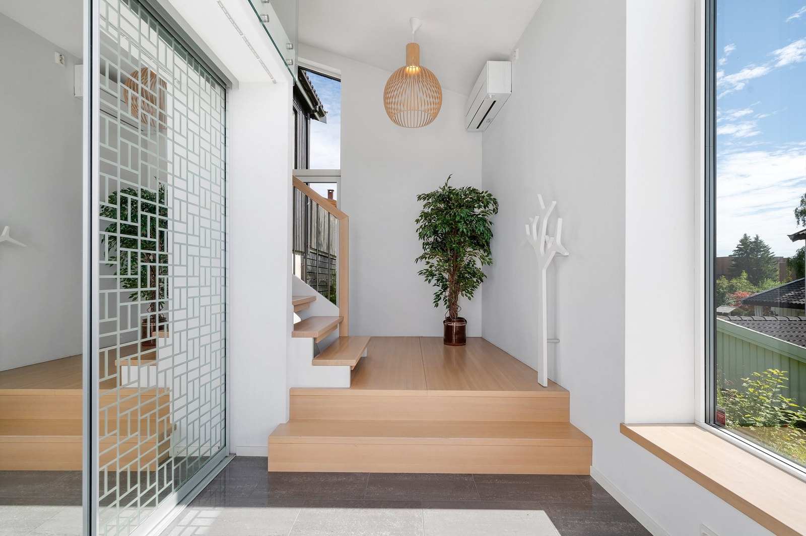 Boligen er oppvarmet med varmepumpe, peisovn og elektrisitet. Galleribilde