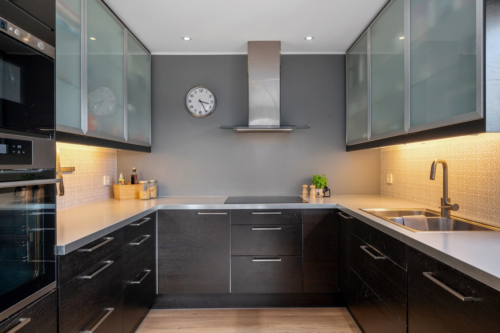 Kjøkkenet er videre utstyrt med integrert stekeovn, platetopp, oppvaskmaskin, mikrobølgeovn og dobbelt kjøleskap med fryser. Galleribilde