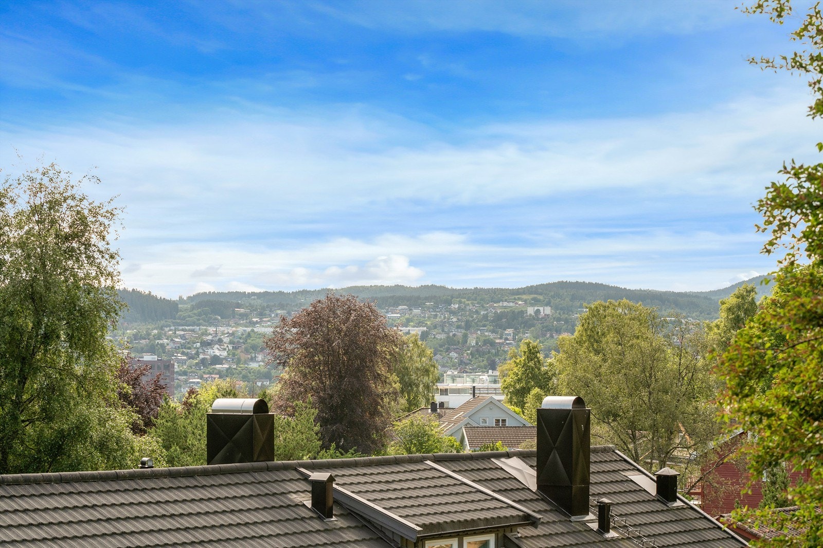 Estenstadmarka er lett tilgjengelig og byr på flotte naturopplevelser året rundt. Her finner du oppkjørte skiløyper om vinteren og fine tur- og sykkelstier resten av året. Estenstaddammen inviterer til et avkjølende bad på varme dager. Galleribilde