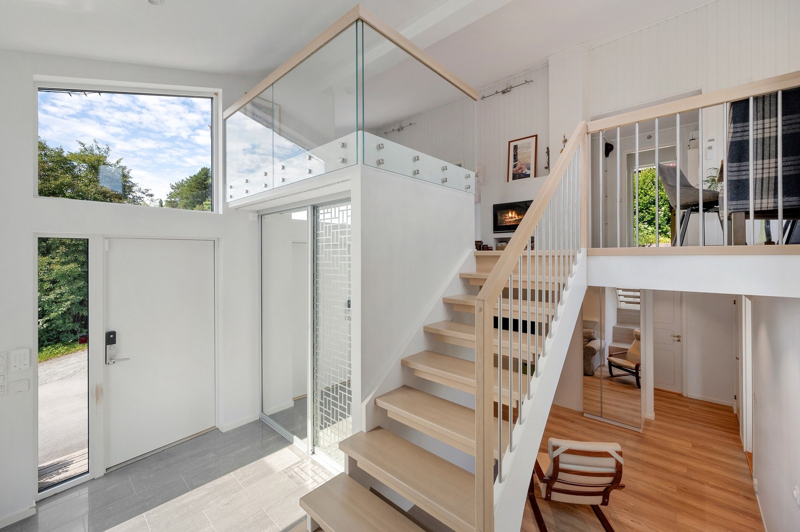 Velkommen inn! Romslig entré med praktisk plassbygd garderobeskap med gode oppbevaringsmuligheter. Galleribilde