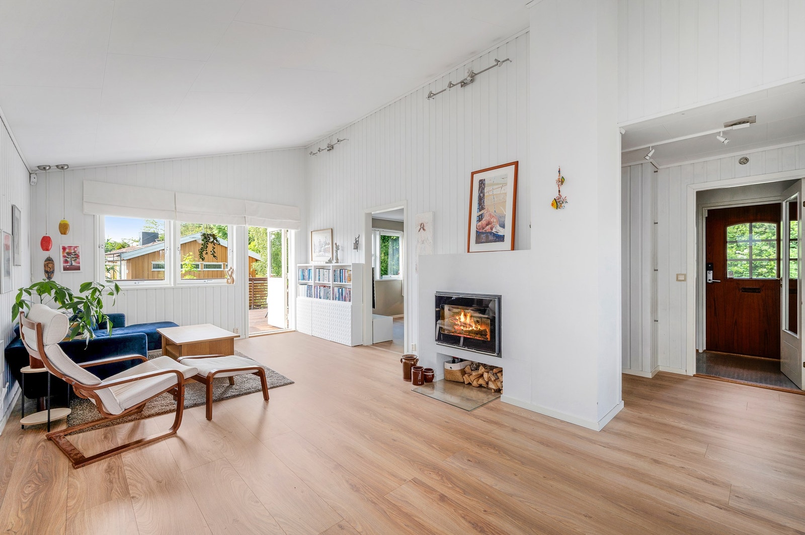 Boligen er gjennomgående lys og luftig med utstrakte vindusflater som sikrer rikelig med naturlig dagslys. Galleribilde