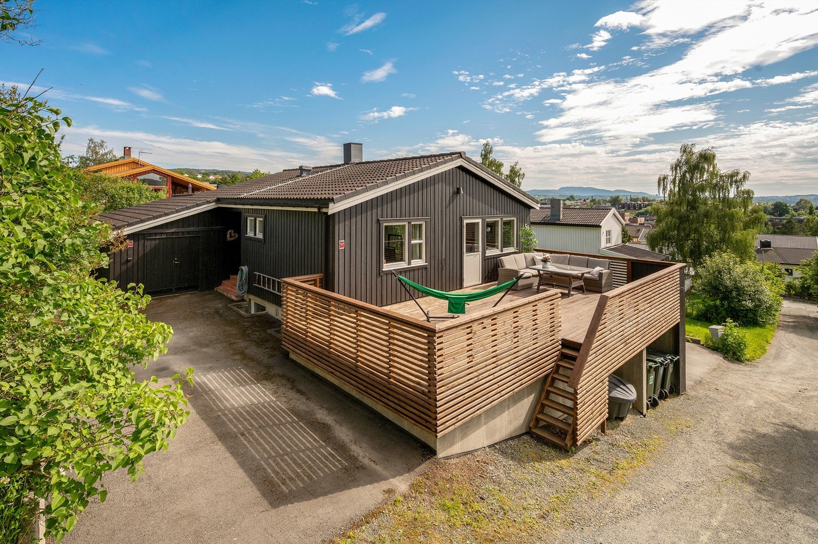 Man har direkte adgang til gårdsplassen fra verandaen. Galleribilde