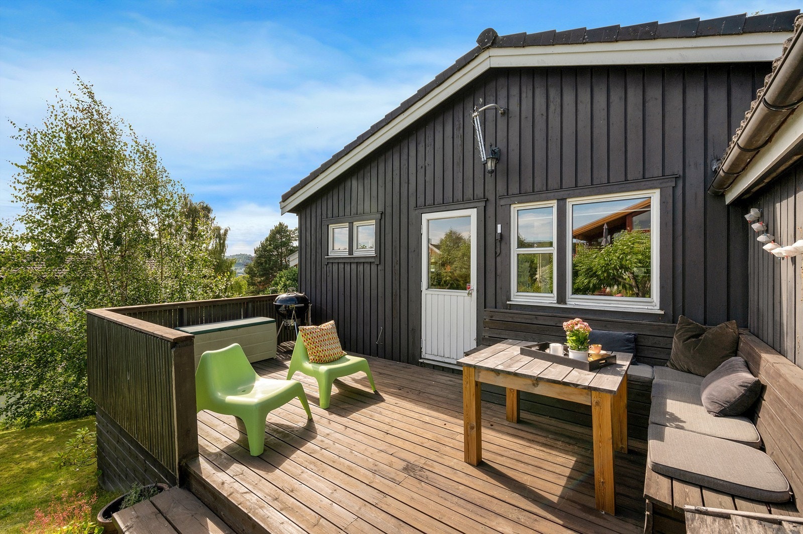 Boligen nyter godt av to terrasser på hver sin side av boligen. Galleribilde