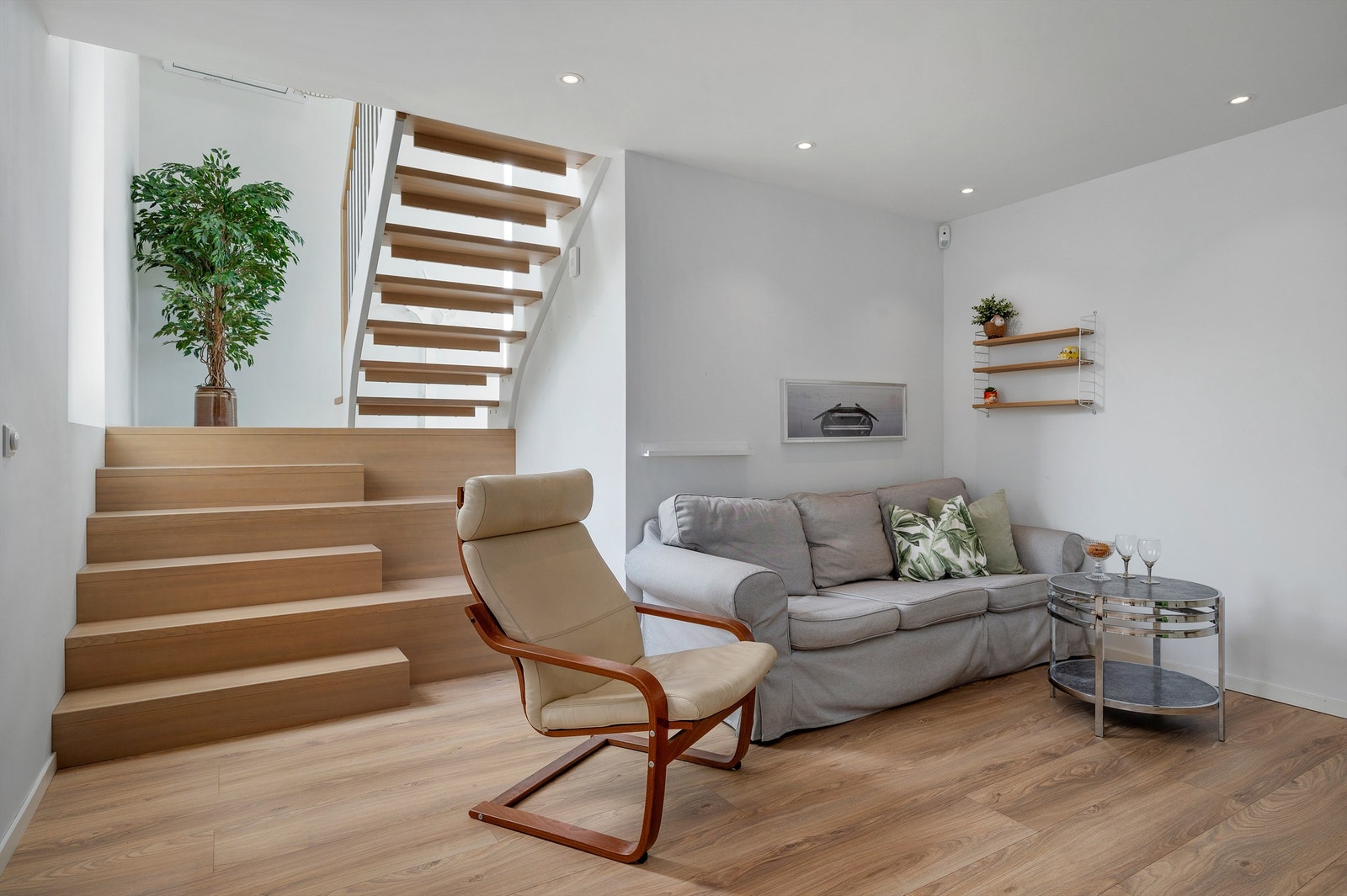 Praktisk kjellerstue på 15 kvm som kan være fin å trekke seg tilbake til. Galleribilde