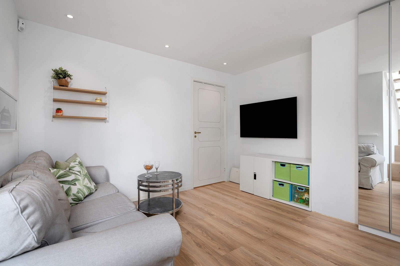 I 2018 ble det også lagt nytt gulvbelegg i begge etasjer, etablert ny innvendig trapp og ombygging i kjelleretasjen med nytt oppholdsrom med vegg- og takkledning i gips inklusive spotter i tak. Galleribilde