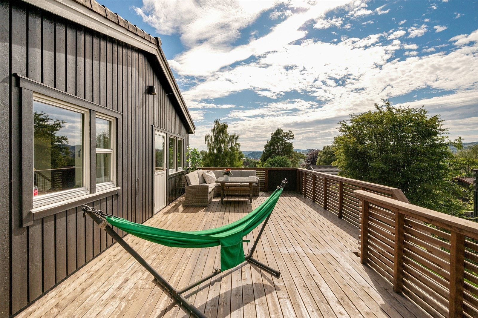 Her har man god plass til ønsket utemøblement og grill. Galleribilde