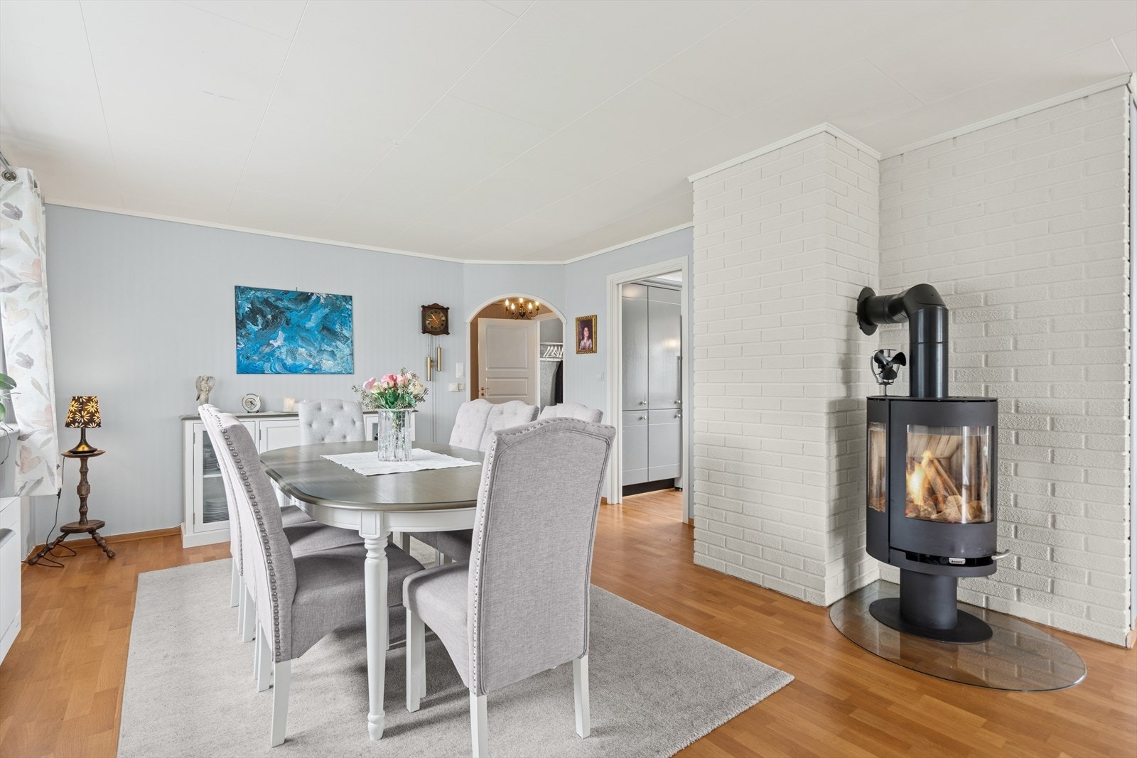 Den varme atmosfæren forsterkes av peisen, som gir en lun og koselig stemning på kjølige dager. Galleribilde