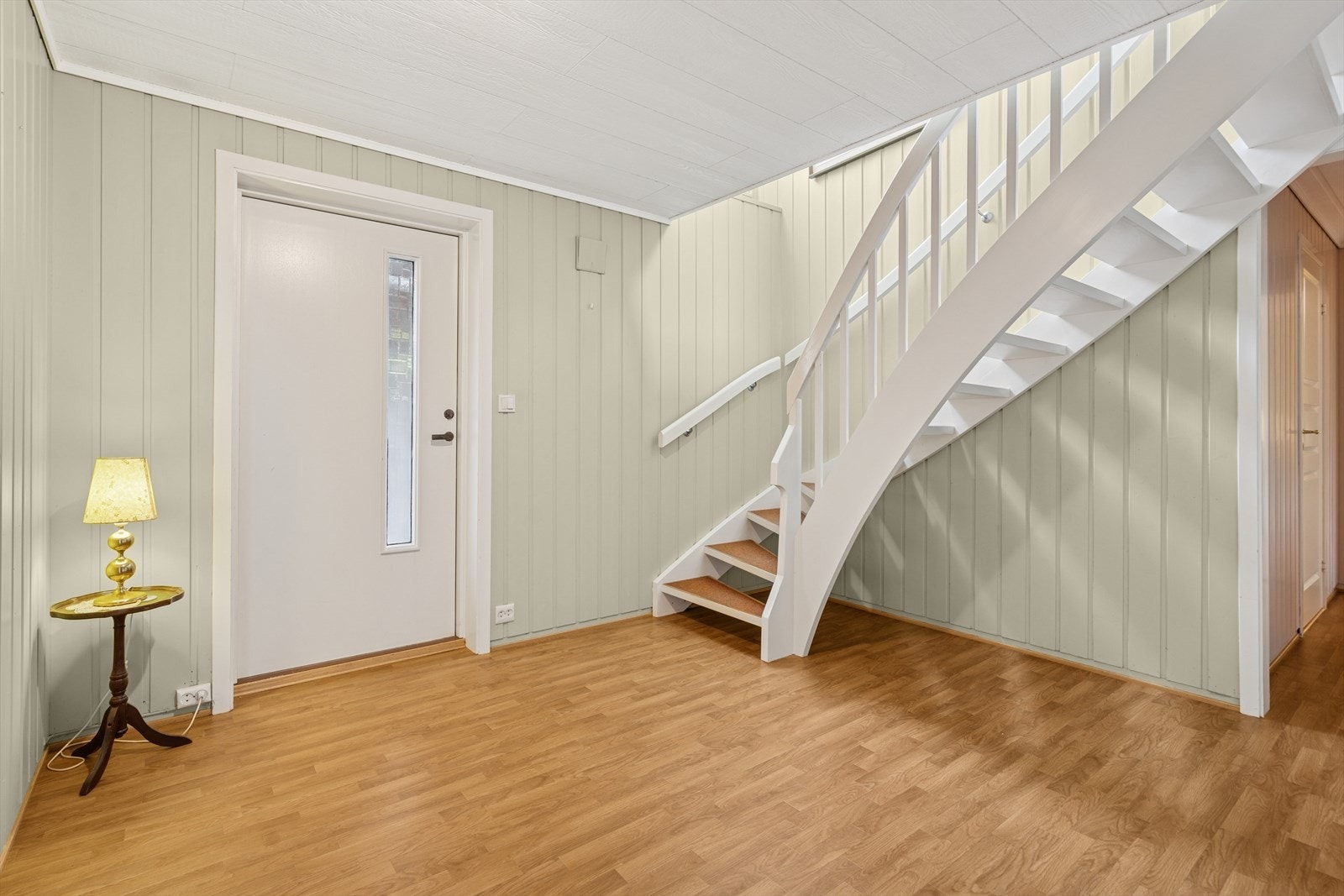 Trapperom i underetasjen med utgangsdør. Galleribilde