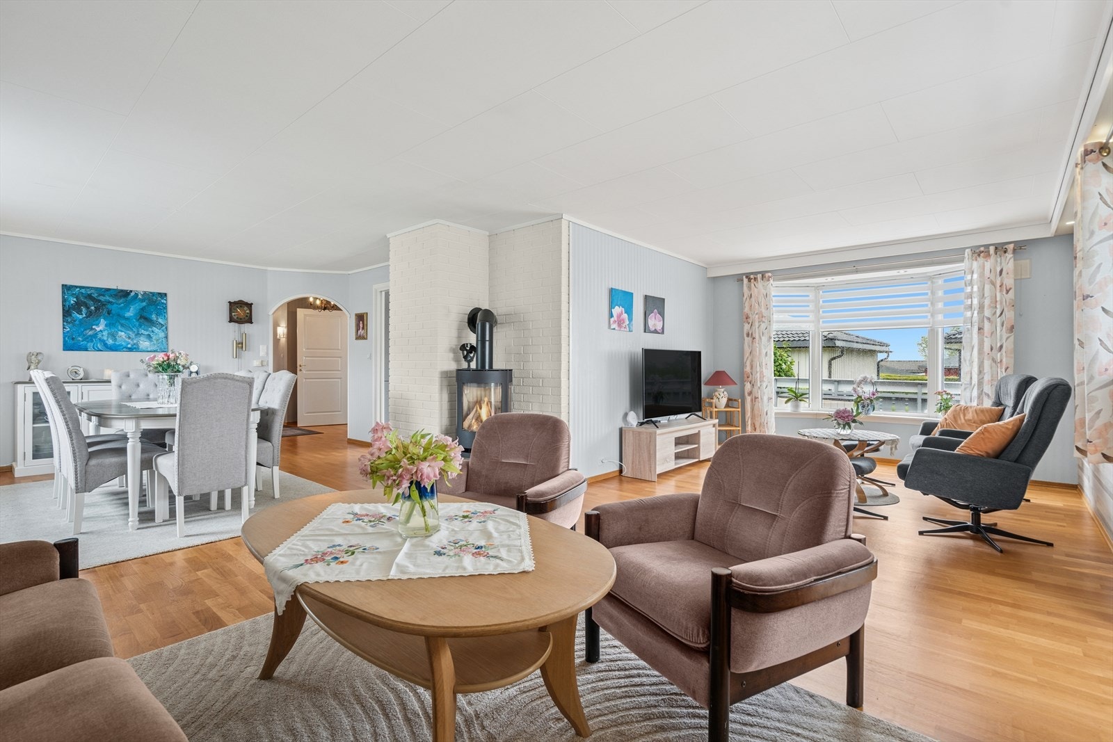 Stuen fremstår som romslig og svært innbydende, med store vindusflater som slipper inn rikelig med naturlig lys. Galleribilde