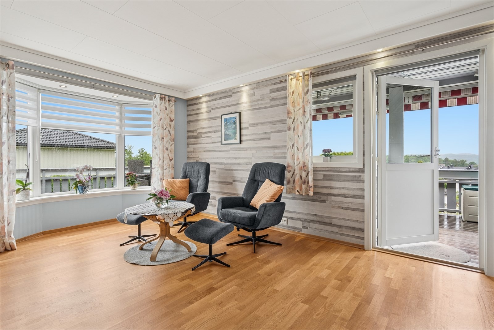 Fra stuen er det utgang til den store terrassen. Galleribilde