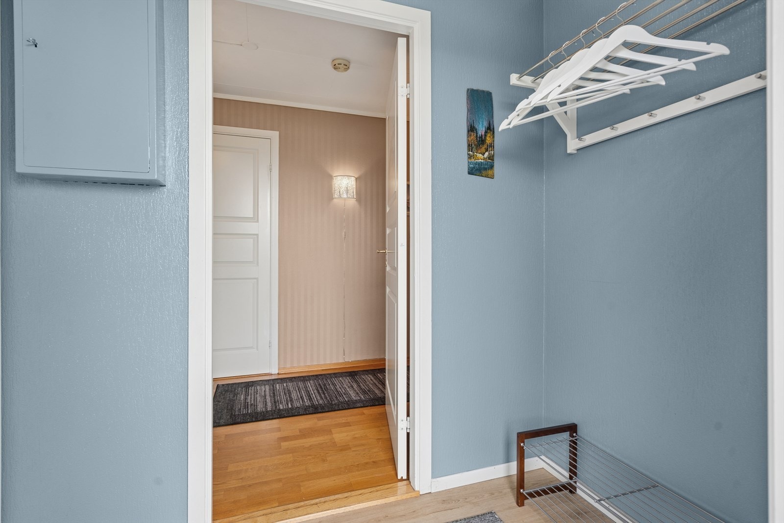 Innvendig møtes du av en entré med vegghengte knagger til yttertøy og sko. Galleribilde