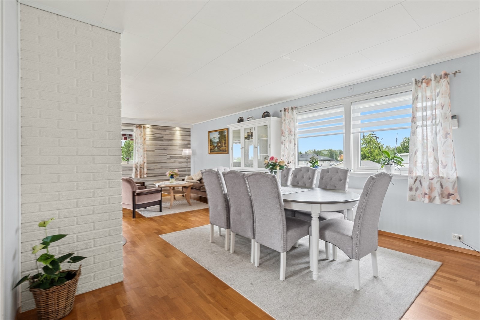 Her er det god plass til både sofakrok og spiseplass, noe som gjør rommet perfekt for både hverdag og sosiale sammenkomster. Galleribilde