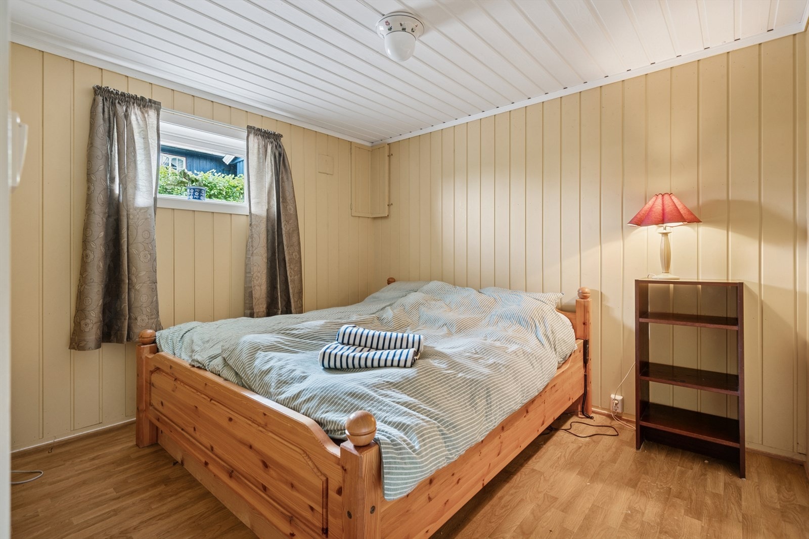 Brukes i dag som soverom (opprinnelig disponibelt rom). Galleribilde